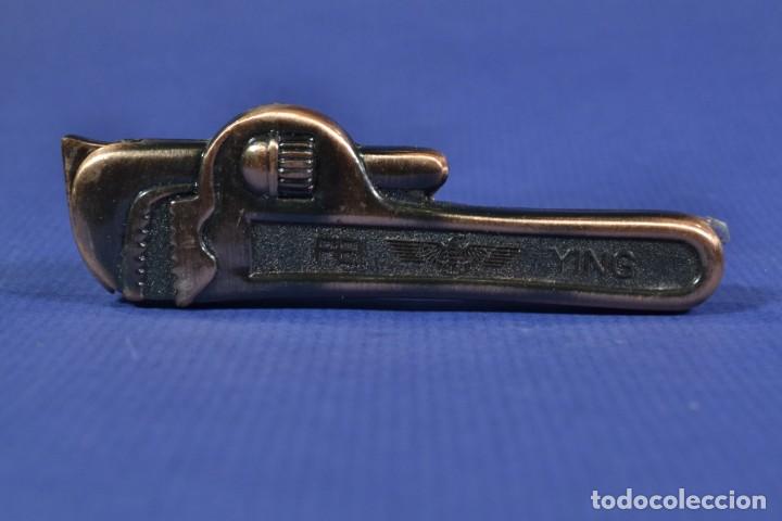 Mecheros: Mechero con forma de herramienta: llave grifa - Foto 3