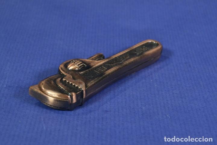 Mecheros: Mechero con forma de herramienta: llave grifa - Foto 1