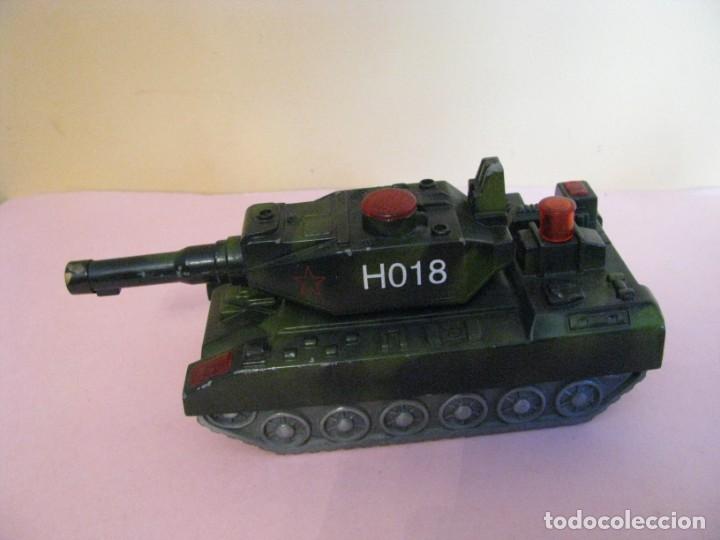 Mecheros: MECHERO, ENCENDEDOR DE FORMA DE TANQUE. H018. DEFECTOS. - Foto 1