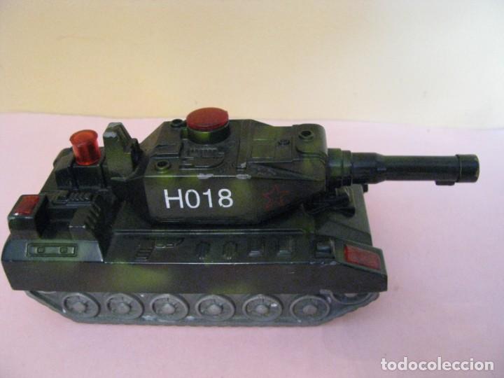 Mecheros: MECHERO, ENCENDEDOR DE FORMA DE TANQUE. H018. DEFECTOS. - Foto 2