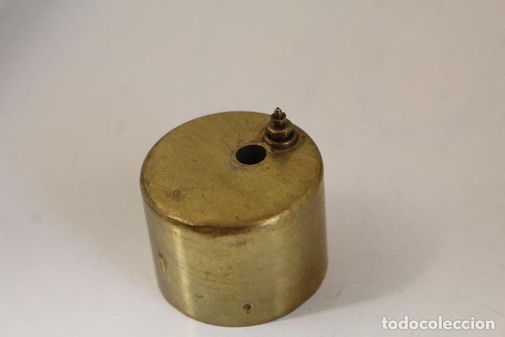 Mecheros: Antiguo mechero de lat&oacute;n marca 06 - Foto 2