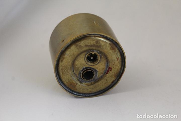 Mecheros: Antiguo mechero de lat&oacute;n marca 06 - Foto 3