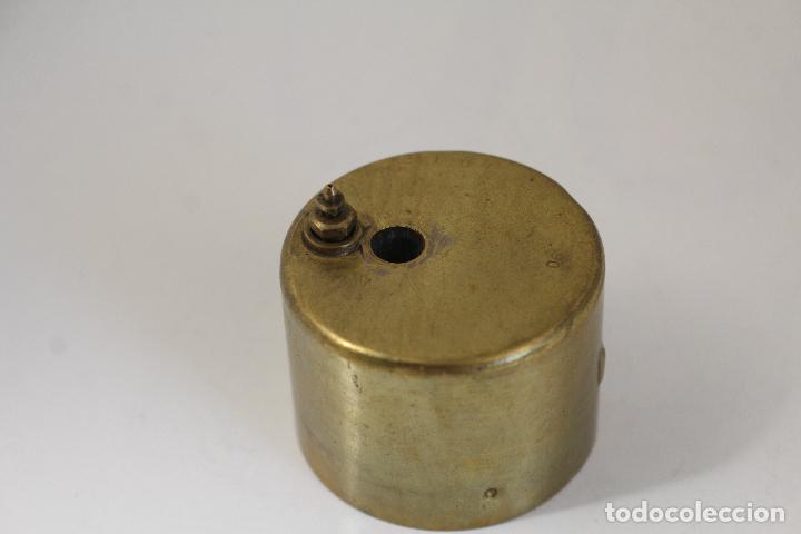 Mecheros: Antiguo mechero de lat&oacute;n marca 06 - Foto 1