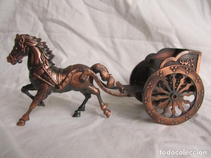 Mecheros: Mechero electr&oacute;nico de bronce en forma de carroza, funcionando - Foto 2