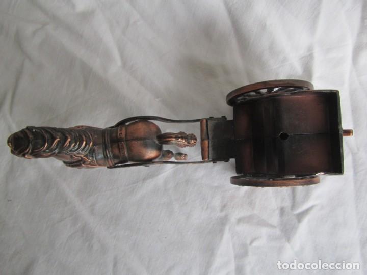 Mecheros: Mechero electr&oacute;nico de bronce en forma de carroza, funcionando - Foto 3