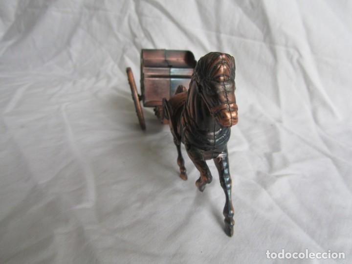Mecheros: Mechero electr&oacute;nico de bronce en forma de carroza, funcionando - Foto 6