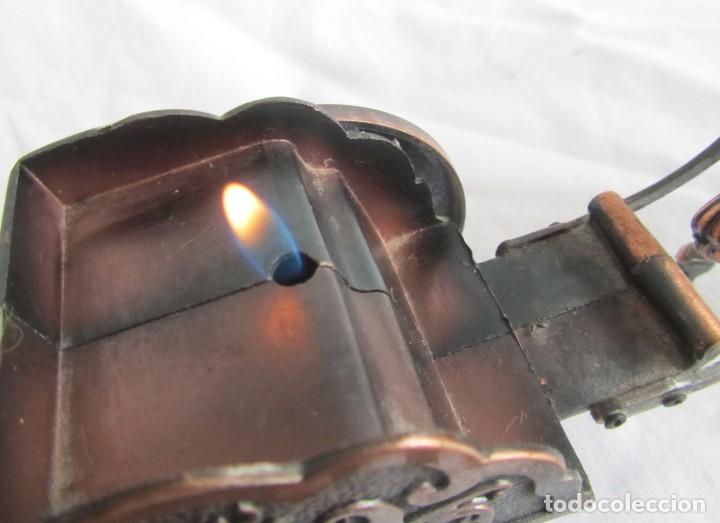 Mecheros: Mechero electr&oacute;nico de bronce en forma de carroza, funcionando - Foto 10