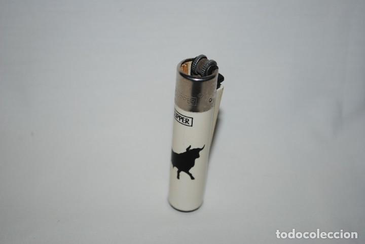 Mecheros: MECHERO CLIPPER , RECARGABLE , EL TORO . - Foto 1