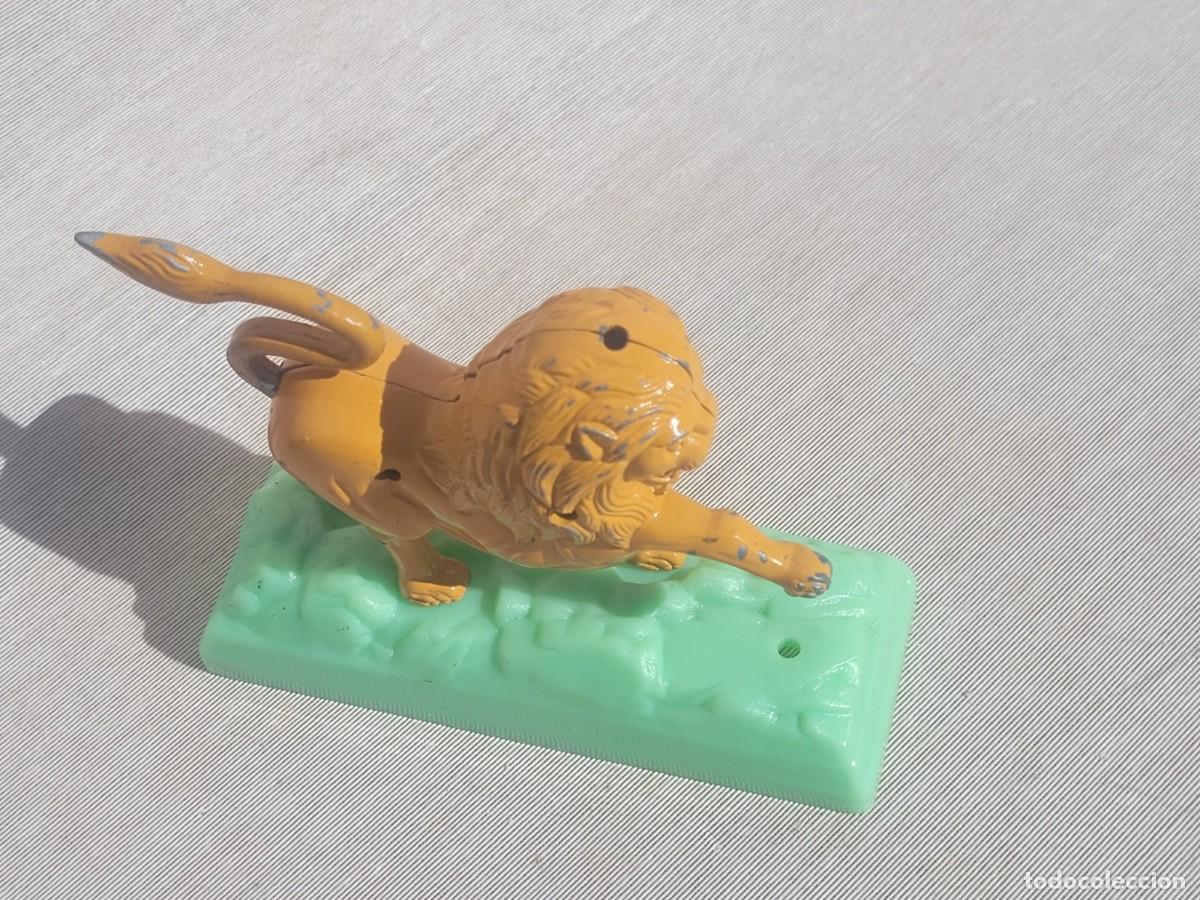 Mecheros: Encendedor vintage con forma de le&oacute;n. - Foto 3