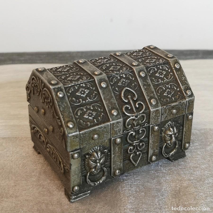 Mecheros: Mechero en Forma de Ba&uacute;l - Foto 1