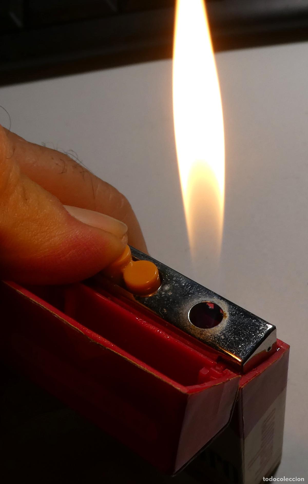Mecheros: Mechero con la marca Marlboro, funciona - Foto 4