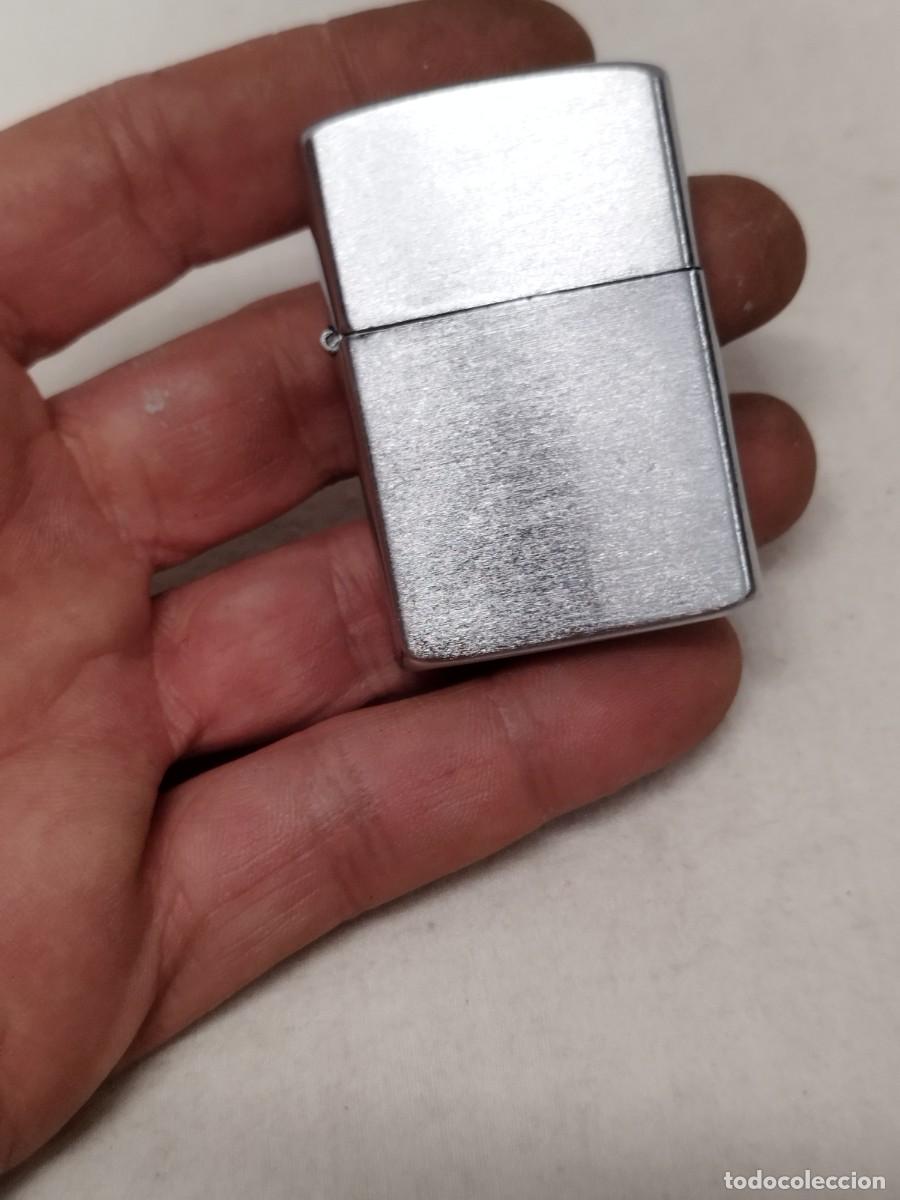 Mecheros: Antiguo mechero tipo Zippo plateado.