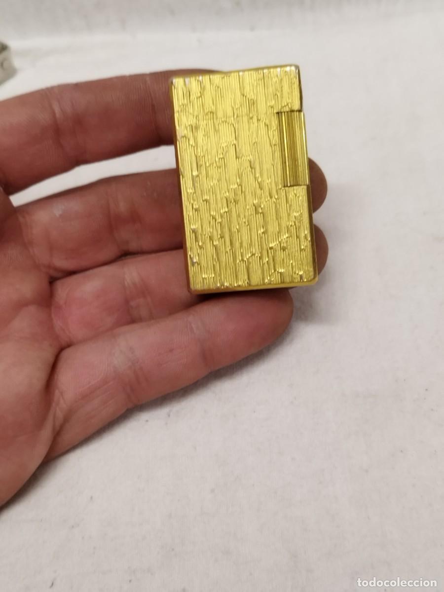 Mecheros: Antiguo mechero Flaminaire con iniciales M.D.G. grabadas. Metal dorado, sin probar.