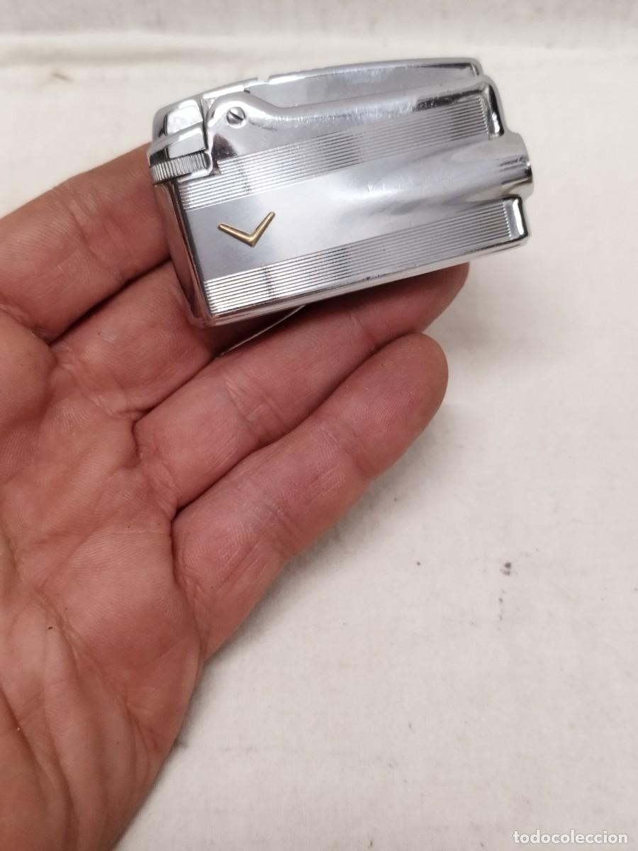 Mecheros: Antiguo mechero de metal plateado Ronson Varaflame. Sin probar.