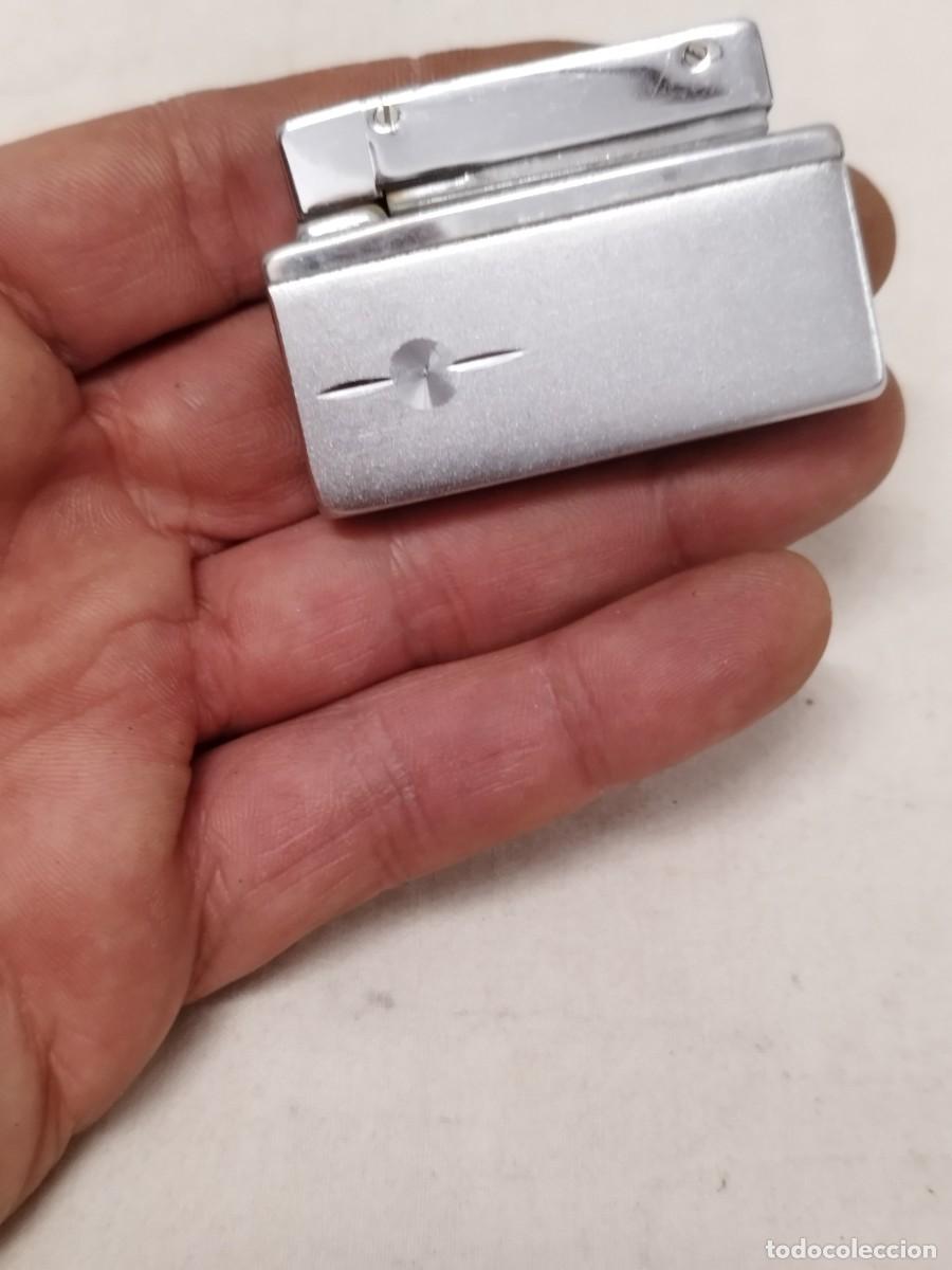 Mecheros: Antiguo mechero de metal plateado Consul. Sin probar.