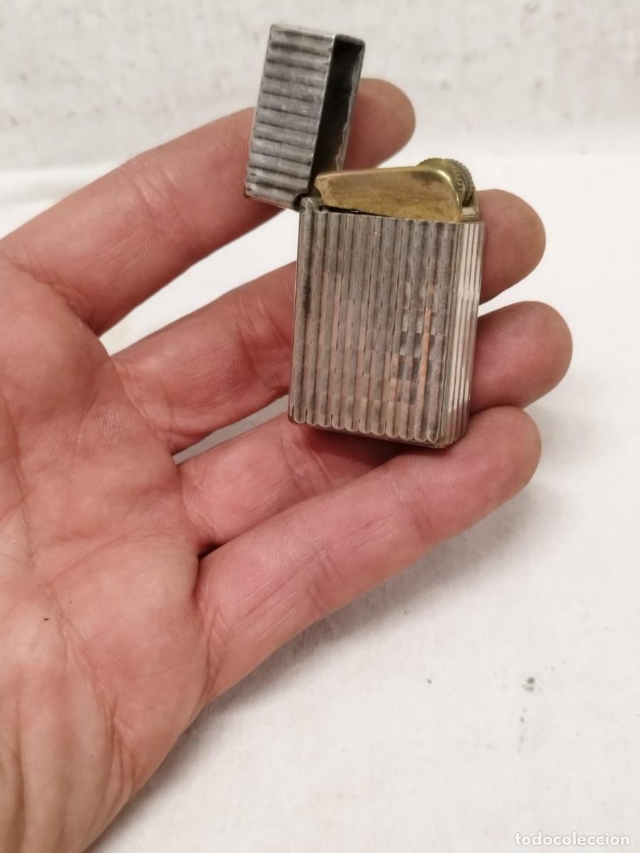 Mecheros: Antiguo mechero, encendedor de metal plateado. No acaba de cerrar bien. Sin probar.