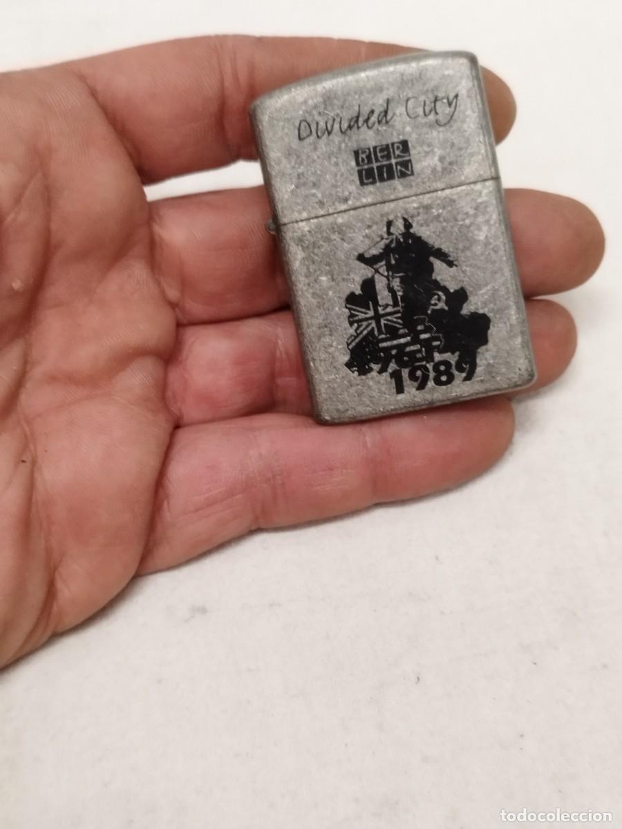 Mecheros: Antiguo mechero, encendedor tipo Zippo. Conmemorativo muro de Berl&iacute;n 1961/89.