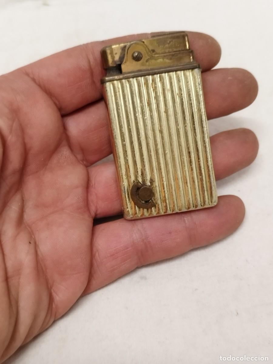 Mecheros: Antiguo mechero, encendedor con mecanismo tipo caja de m&uacute;sica. A identificar. Sin probar.