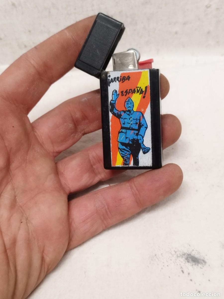 Mecheros: Antiguo mechero, encendedor con funda Franco bandera espa&ntilde;a.