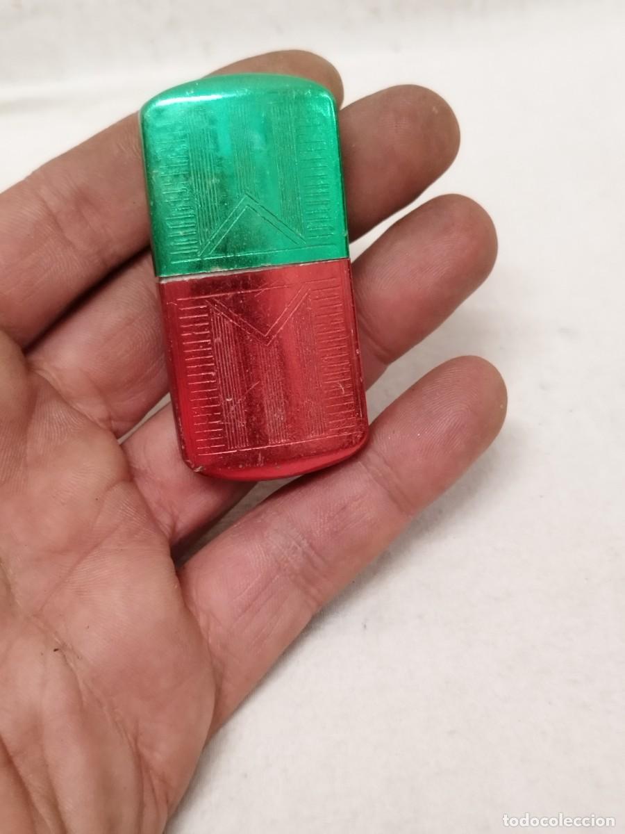 Mecheros: Antiguo Mechero, encendedor metalico de colores verde y rojo. A gasolina sin probar.