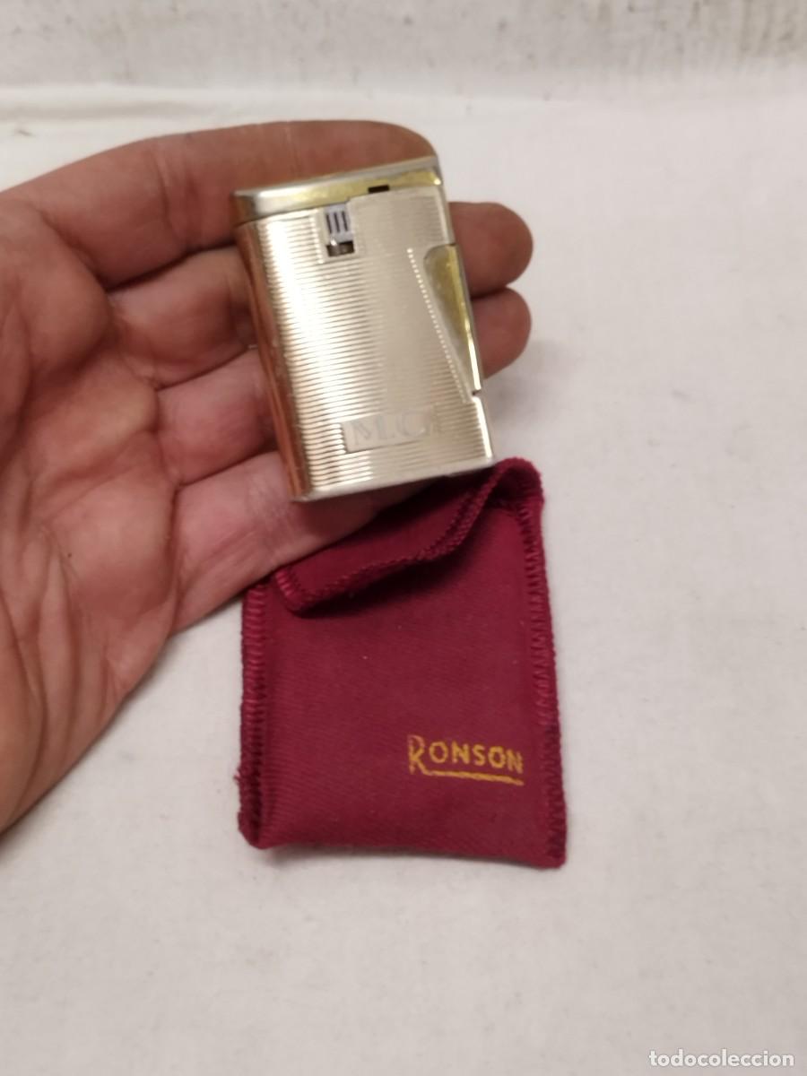 Mecheros: Antiguo Mechero, encendedor Ronson en su funda original. Con iniciales M.C. grabadas. Sin probar.