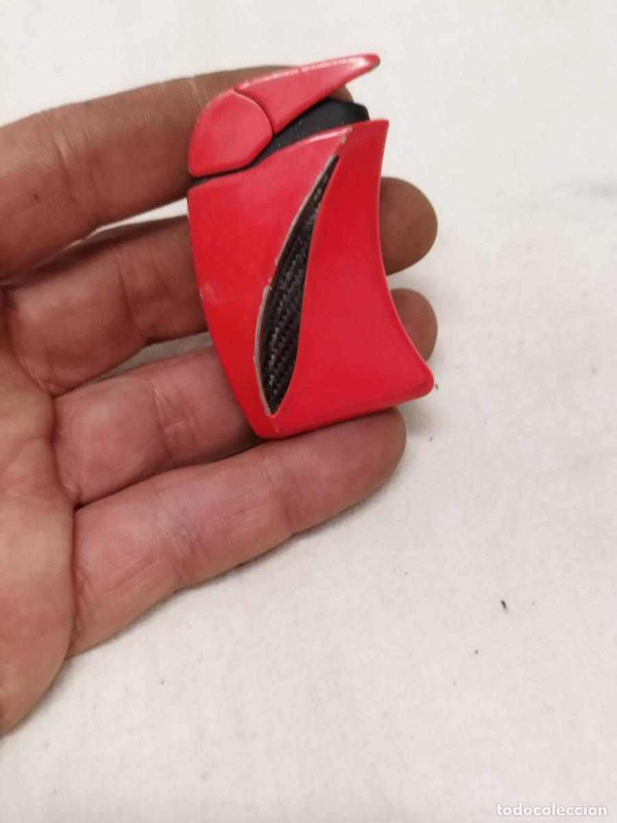 Mecheros: Mechero, encendedor en forma de vela de color rojo. Sin probar.
