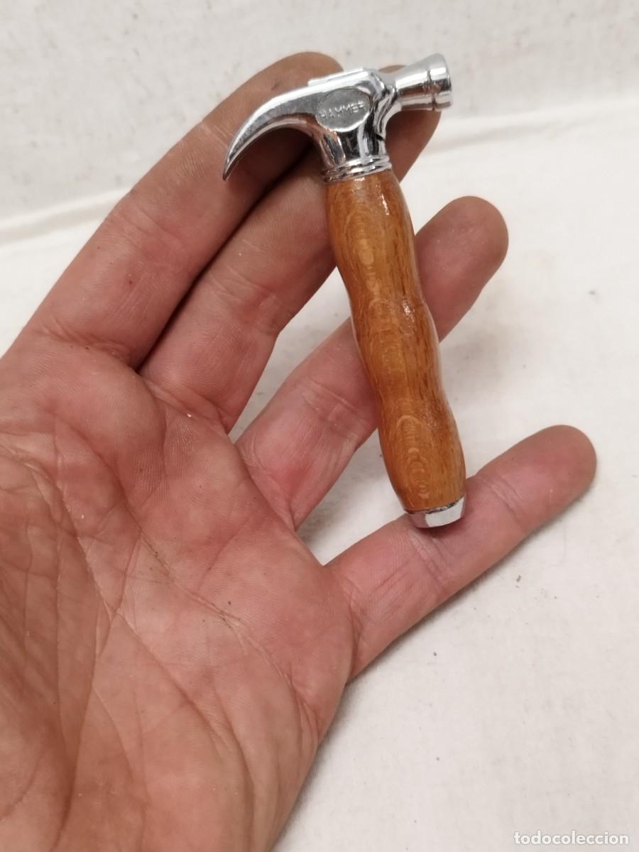 Mecheros: Mechero, encendedor en forma de herramienta martillo. Sin probar.