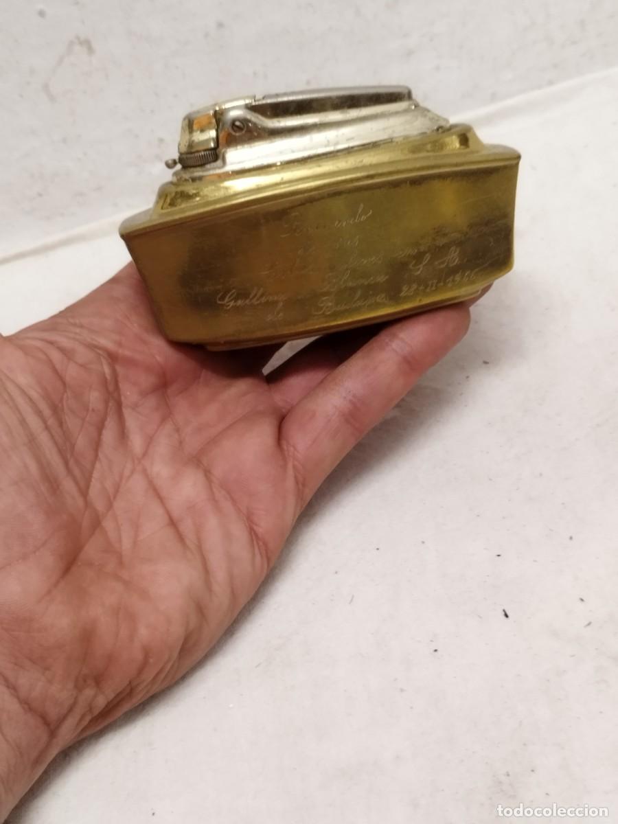 Mecheros: Antiguo gran mechero Ronson de sobremesa en forma barco. Conmemorativo Gallina Blanca Badajoz 1966