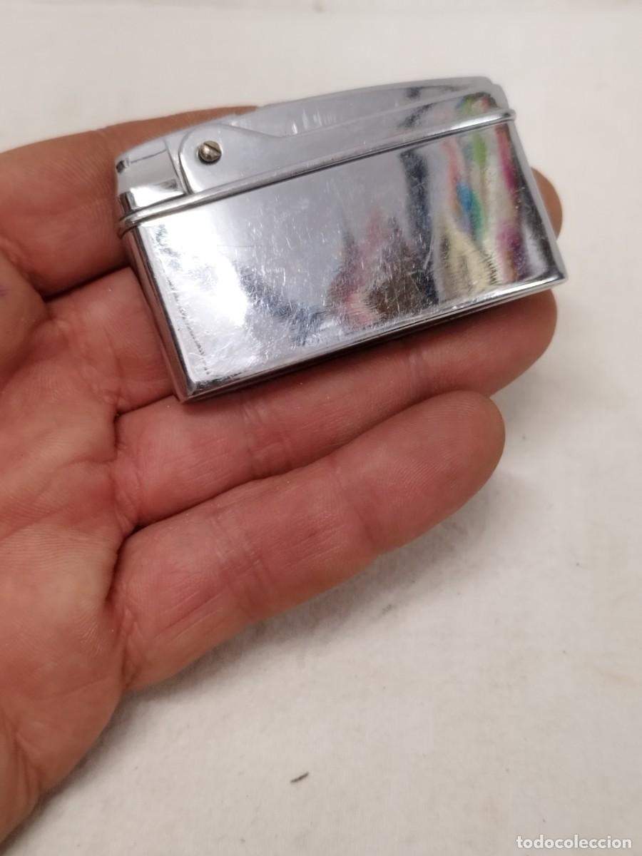 Mecheros: Antiguo mechero, encendedor de metal plateado a identificar y sin probar.