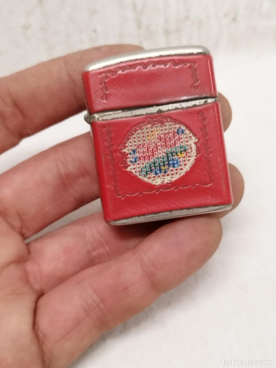 Mecheros: Antiguo mechero, encendedor tipo Zippo. Revolt, forrado de cuero color rojo. US.