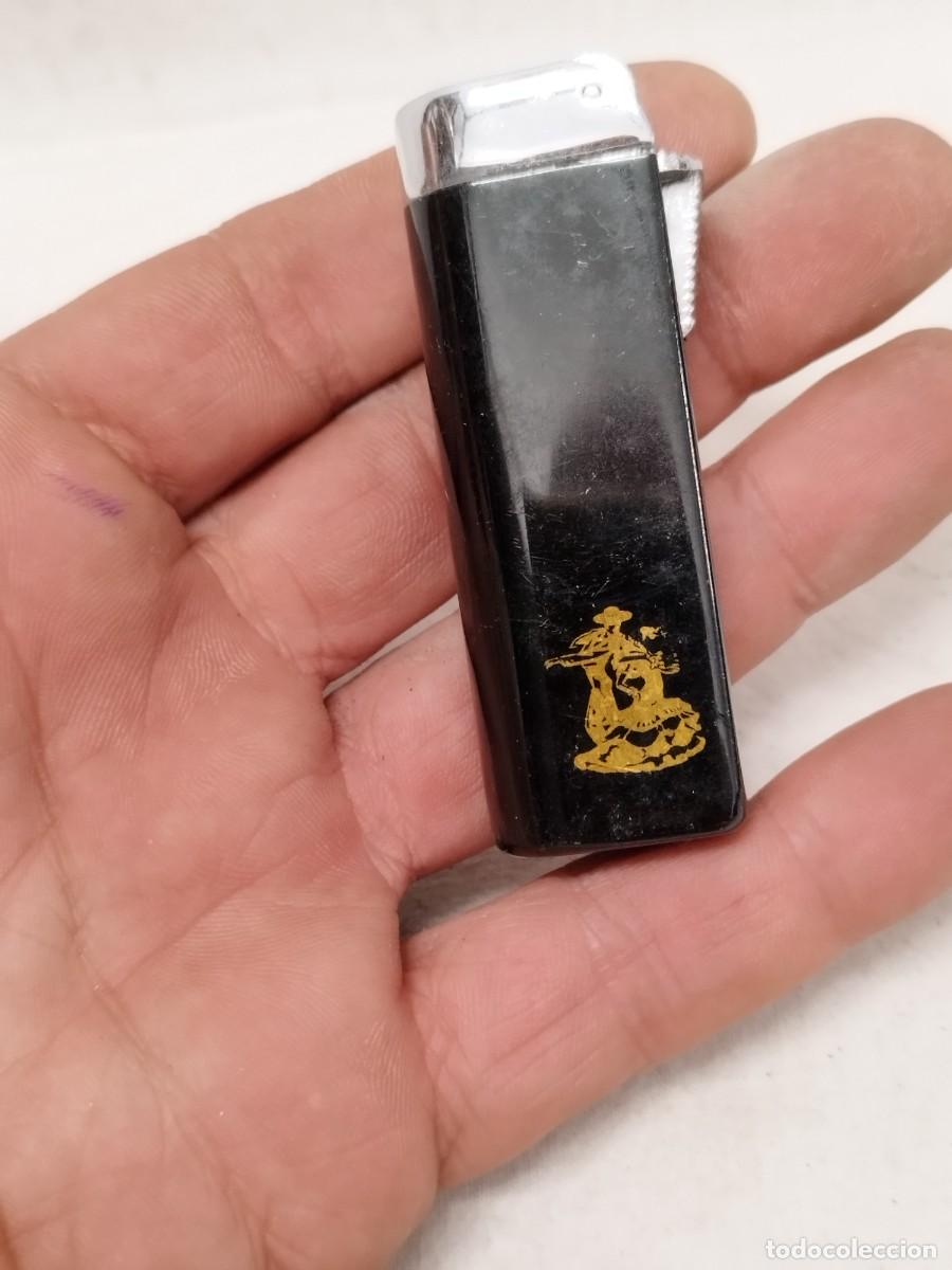 Mecheros: Antiguo mechero, encendedor Feudor con imagen de bailaora y bailaor flamenco. Andaluces.