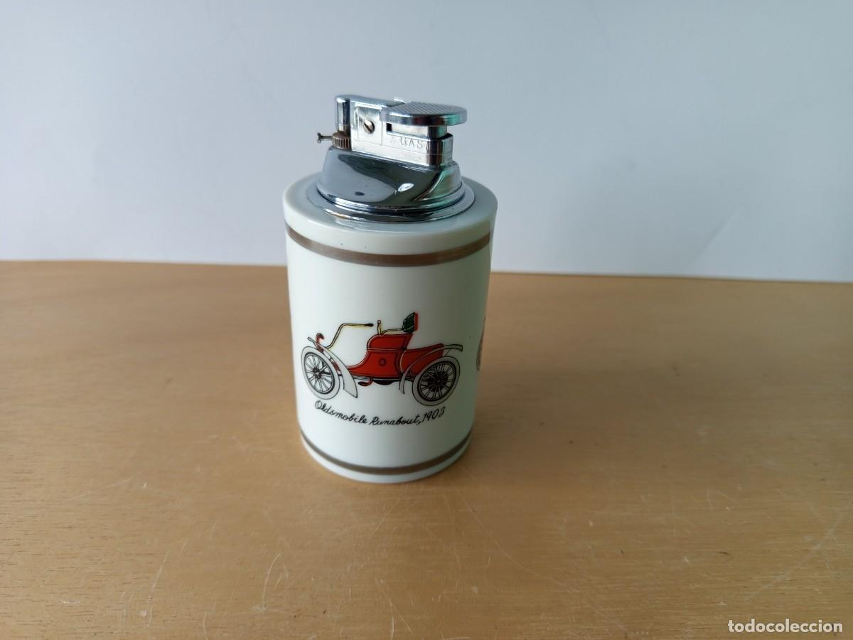 Mecheros: Encendedor de mesa antiguo de porcelana con decoraci&oacute;n de coches clasicos