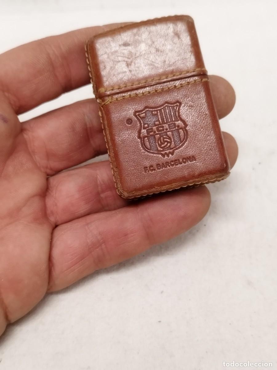 Mecheros: Mechero tipo Zippo del Bar&ccedil;a, futbol club barcelona. Con cuero marr&oacute;n. Sin probar.