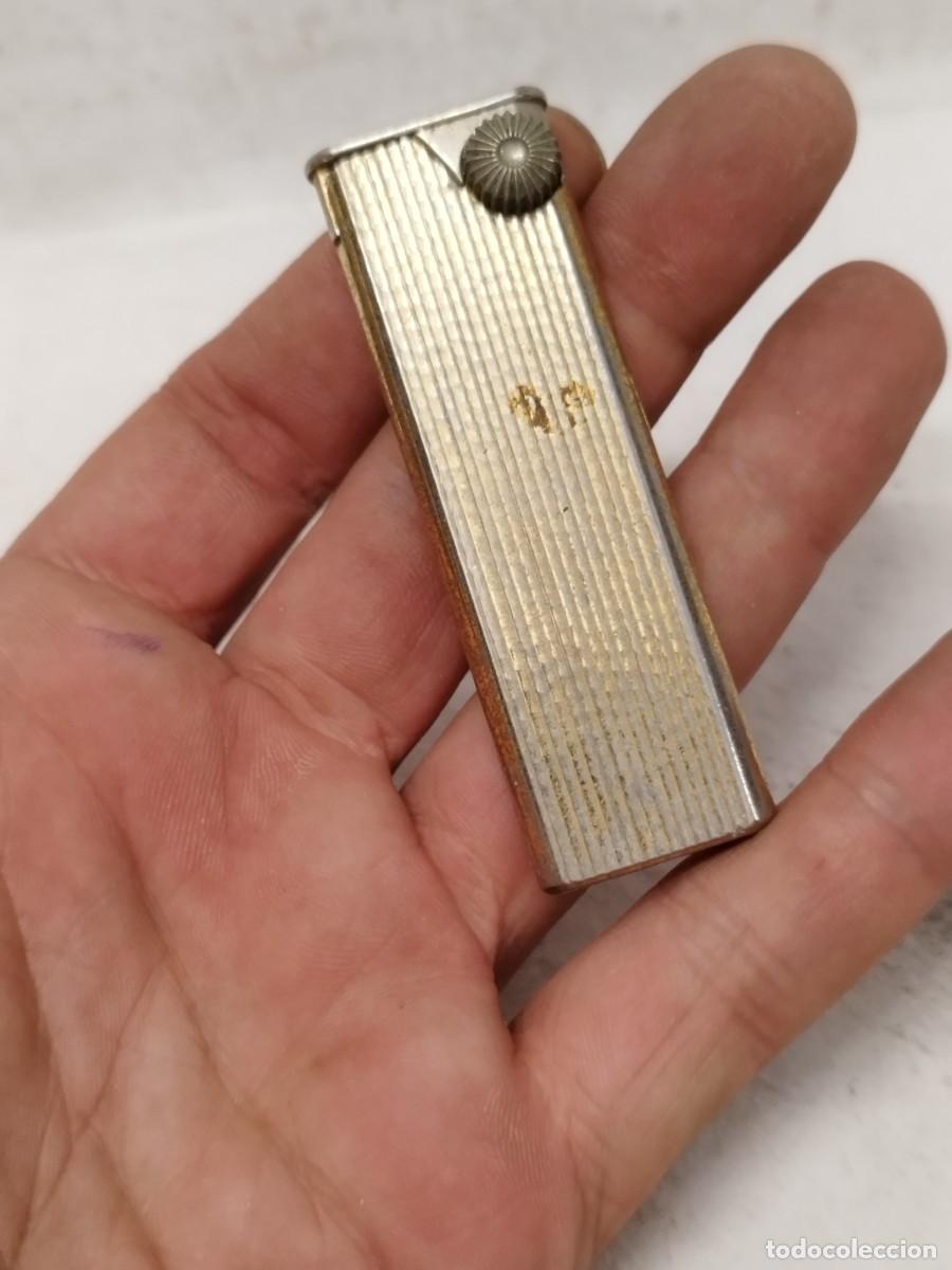 Mecheros: Antiguo mechero encendedor de metal dorado. En el estado que se ve en las fotos. Sin probar.