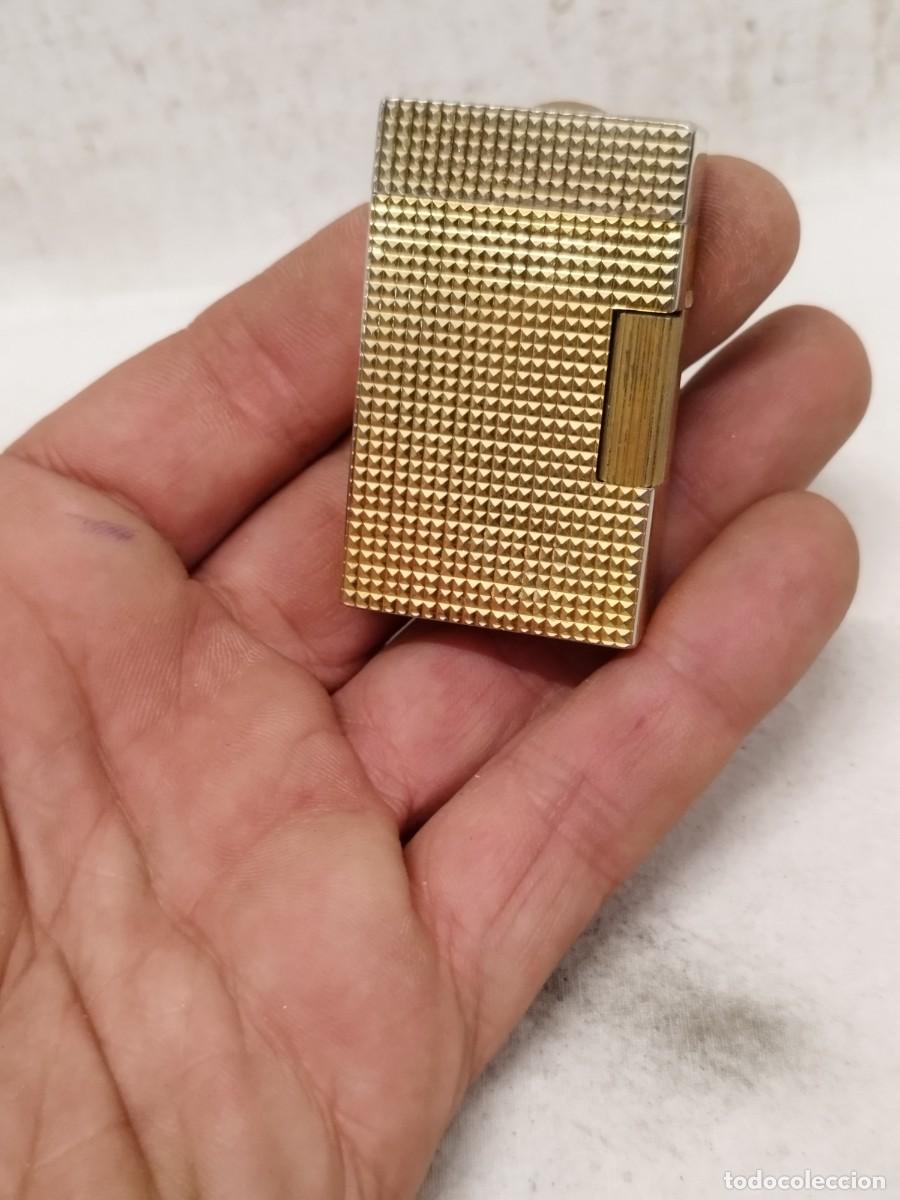 Mecheros: Antiguo mechero encendedor de metal dorado, sin marcaje a identificar. Sin probar.