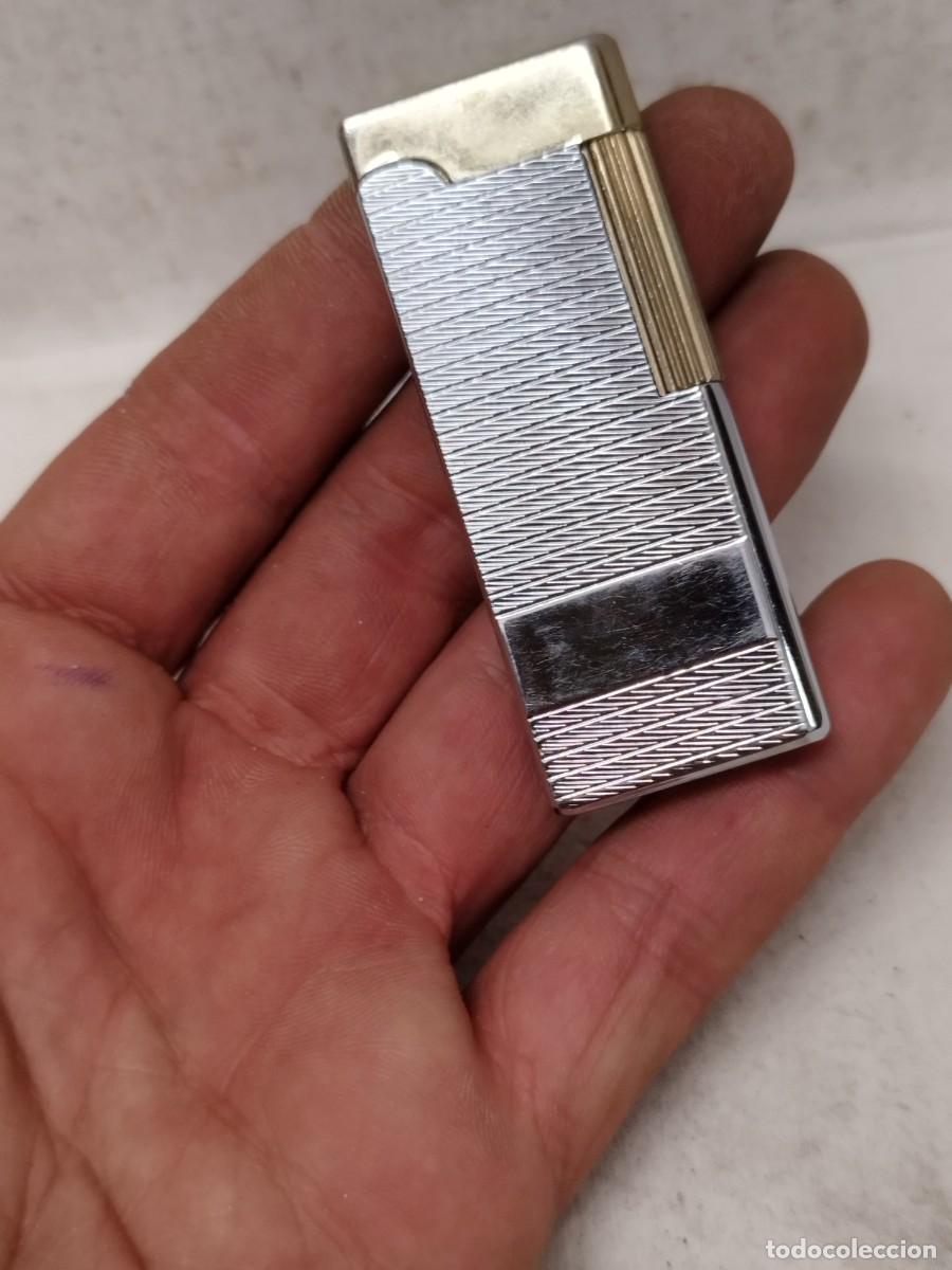 Mecheros: Antiguo Mechero, encendedor de metal plateado y dorado.