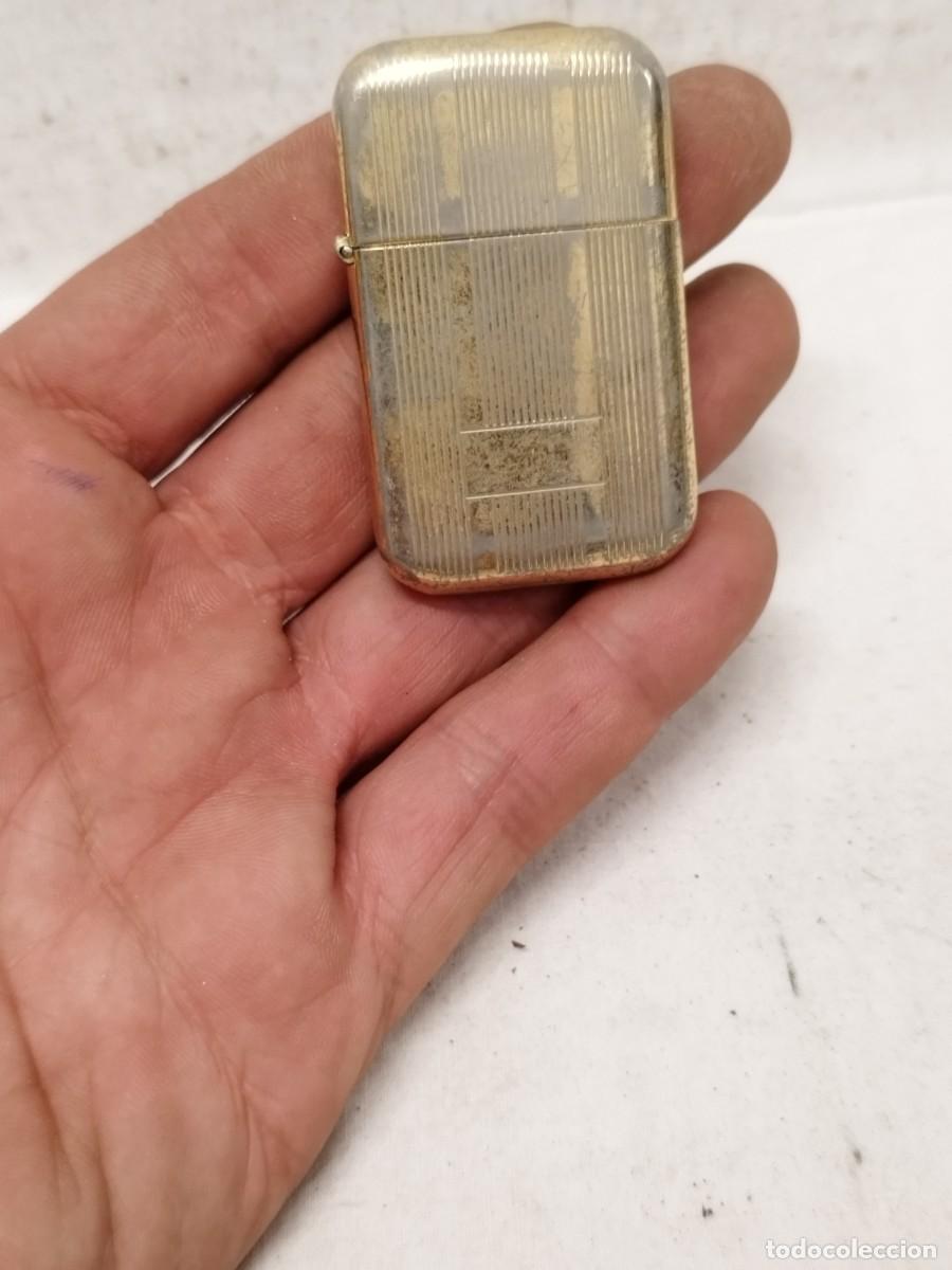 Mecheros: Antiguo Mechero, encendedor de metal dorado a identificar.