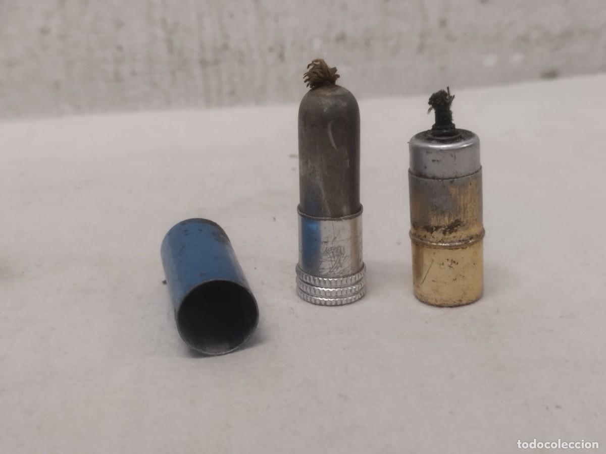 Mecheros: Dos antiguos mecheros, encendedores de gasolina, uno completo y otro no. Sin probar.