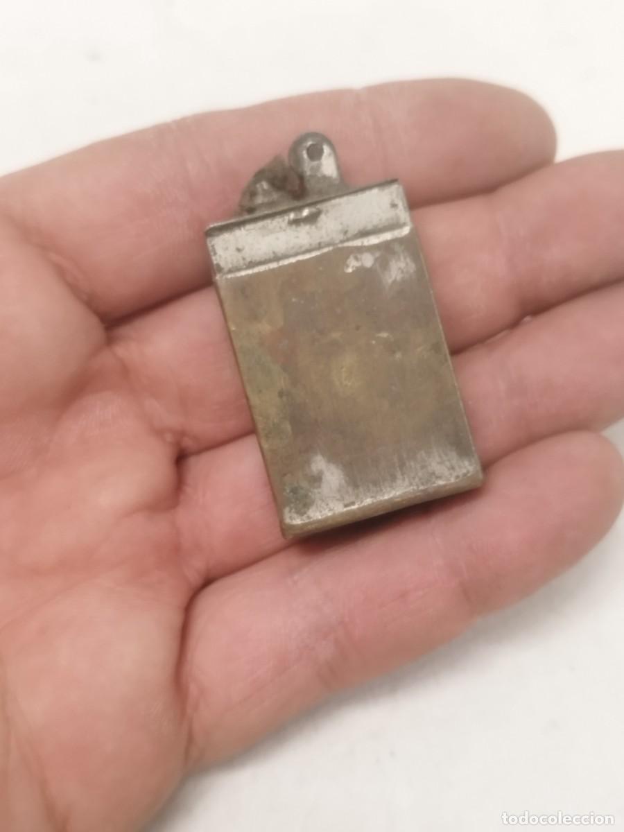 Mecheros: Antiguo mechero, encendedor. Tal cual se ve en las fotos, a identificar.