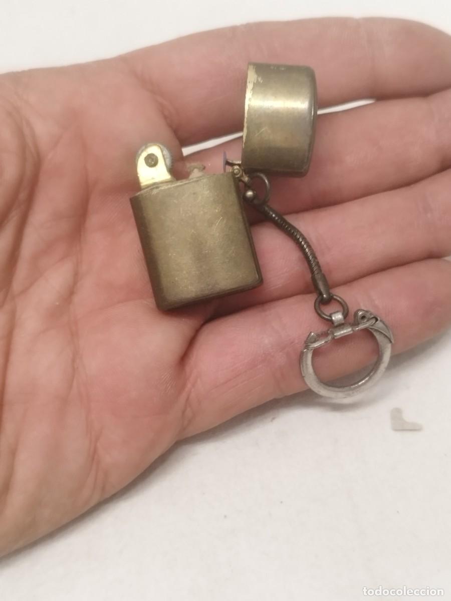 Mecheros: Antiguo mechero, encendedor tipo Zippo en peque&ntilde;o. Con llavero.