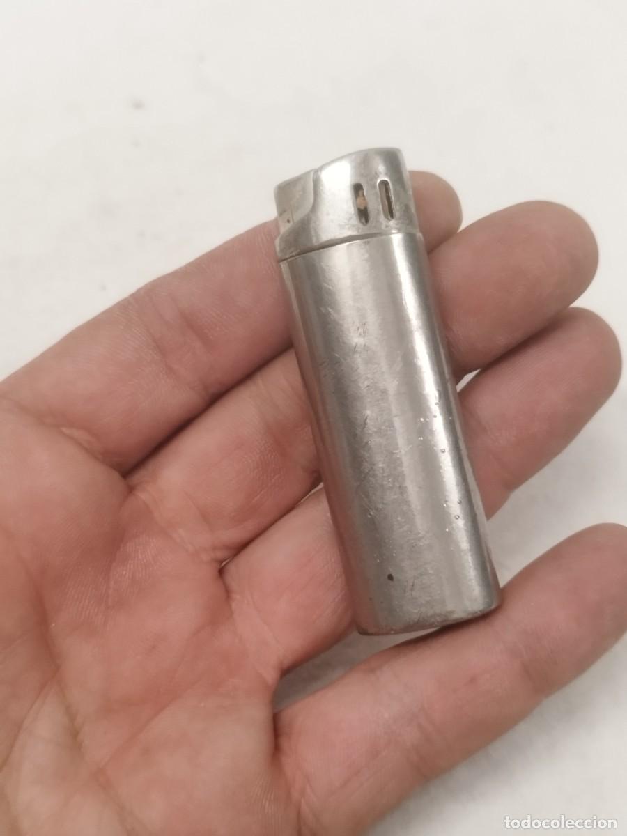 Mecheros: Mechero, encendedor de metal plateado, sin marca a identificar y sin probar.