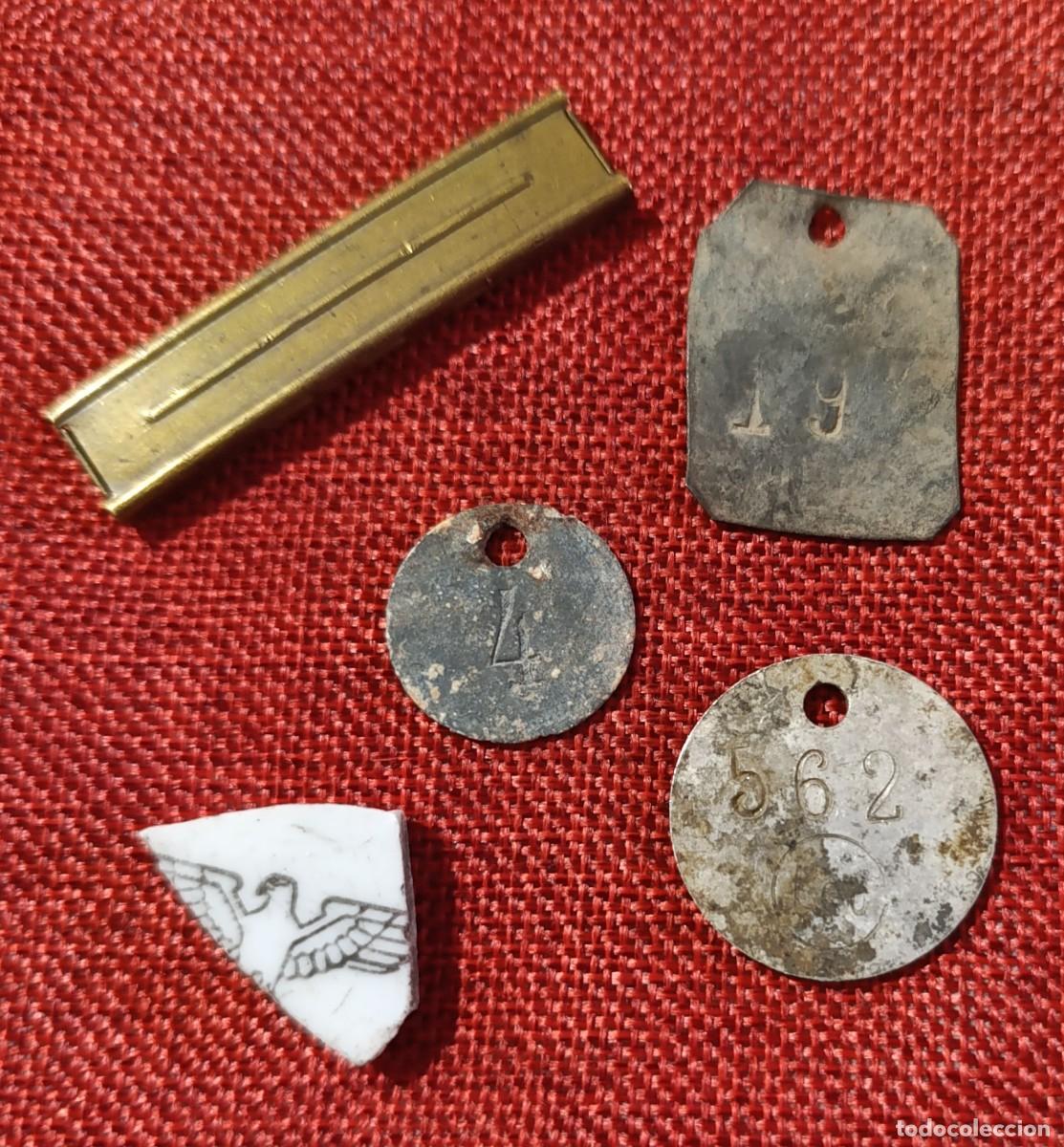 Mecheros: Lote aleman de excavaci&oacute;n - Trozo Ceramica - Peine Mauser K99 y placas de identificaci&oacute;n