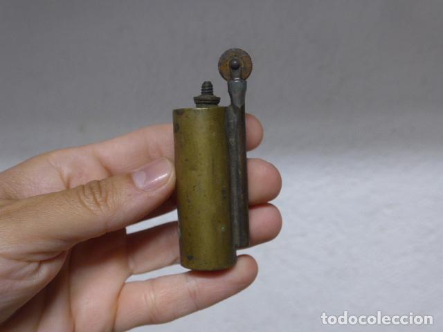 Mecheros: Antiguo mechero de principios de siglo XX a identificar, seguramente de epoca de guerra civil.