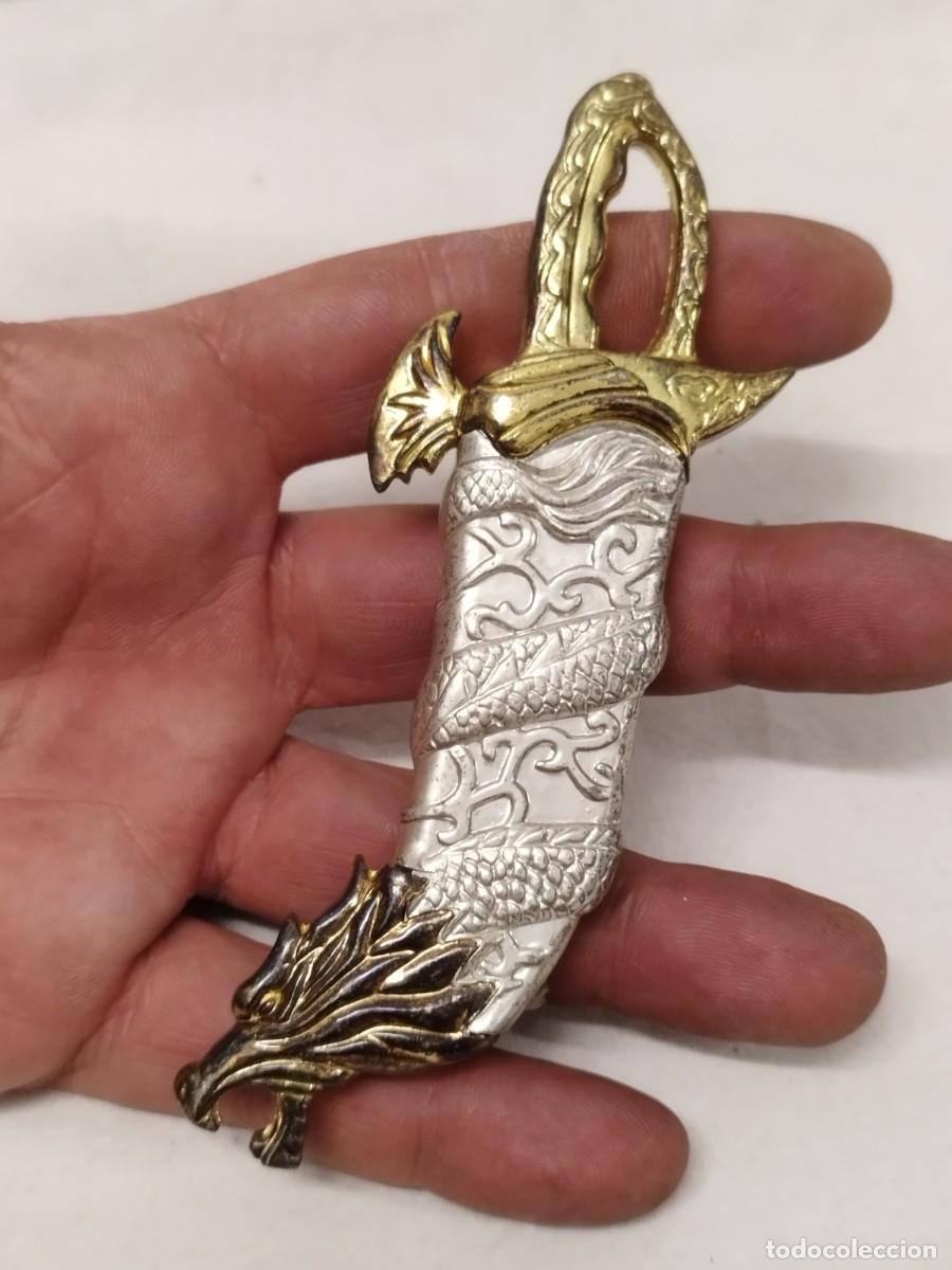Mecheros: Mechero, encendedor en forma de cuchillo en su funda, con adorno de cabeza de drag&oacute;n. Sin probar..