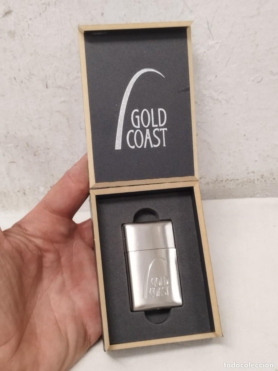 Mecheros: Mechero, encendedor publicidad tabaco Gold Coast. Cigarros, cigarrillos. En caja de madera, funciona