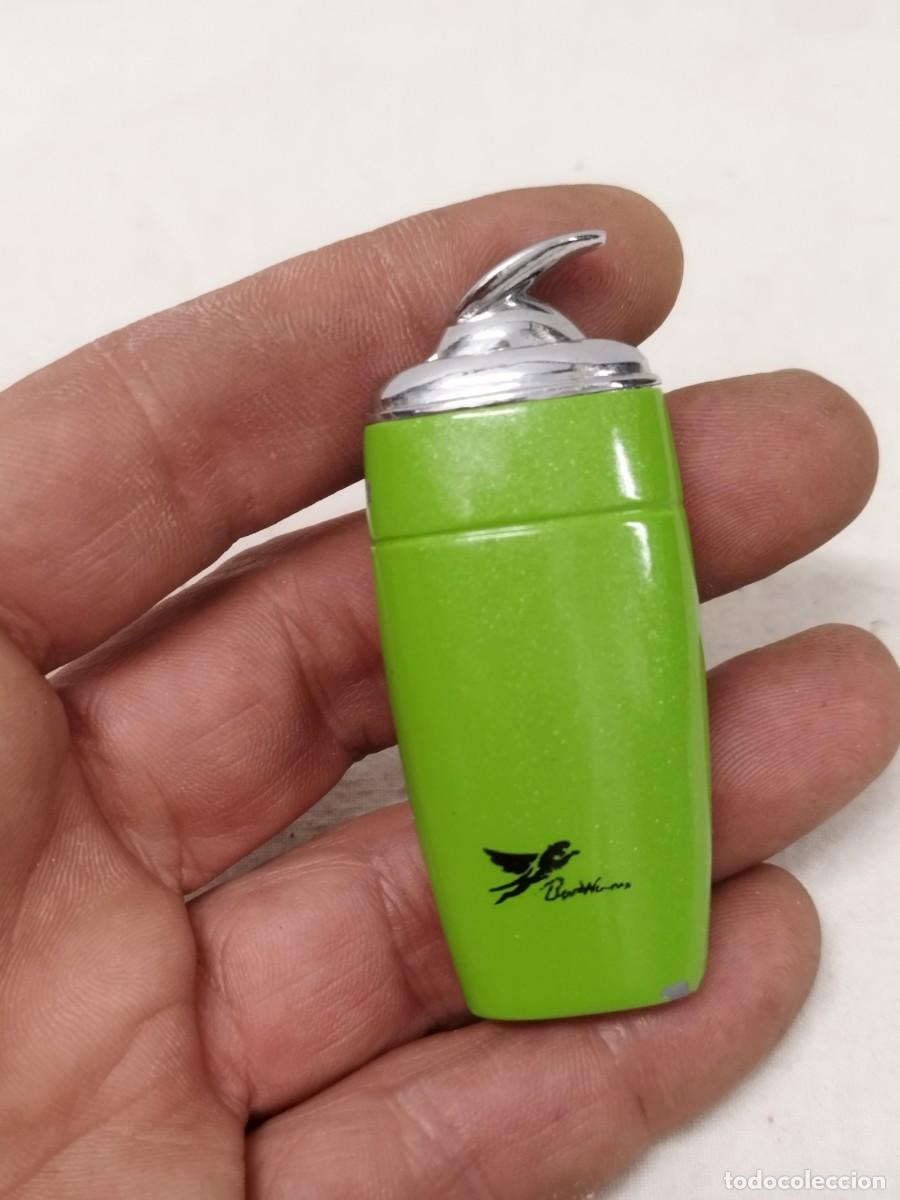 Mecheros: Mechero, encendedor autom&aacute;tico de color verde lima. Sin probar.