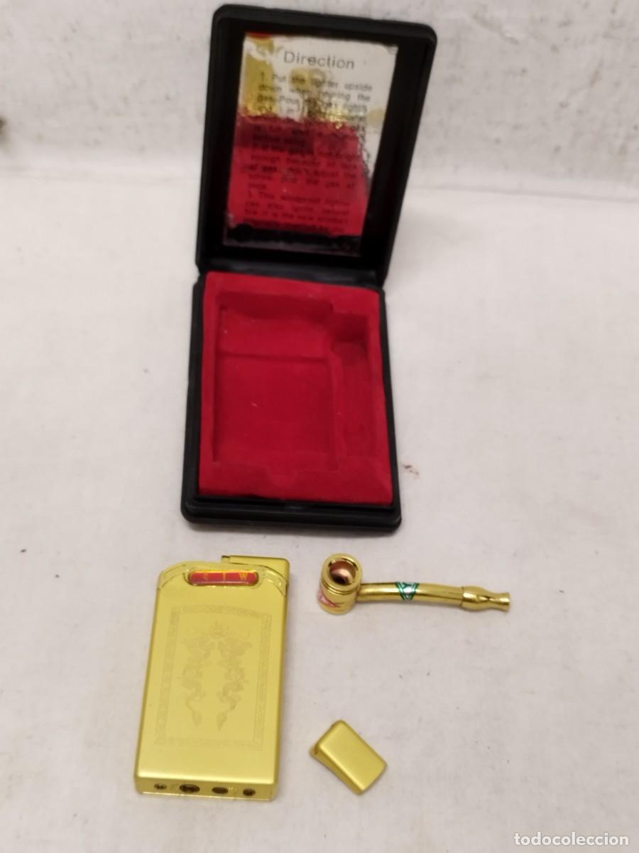 Mecheros: Mechero i peque&ntilde;a pipa en emtal dorado. Mechero doble llama. Da&ntilde;ado, en su caja original. Sin probar