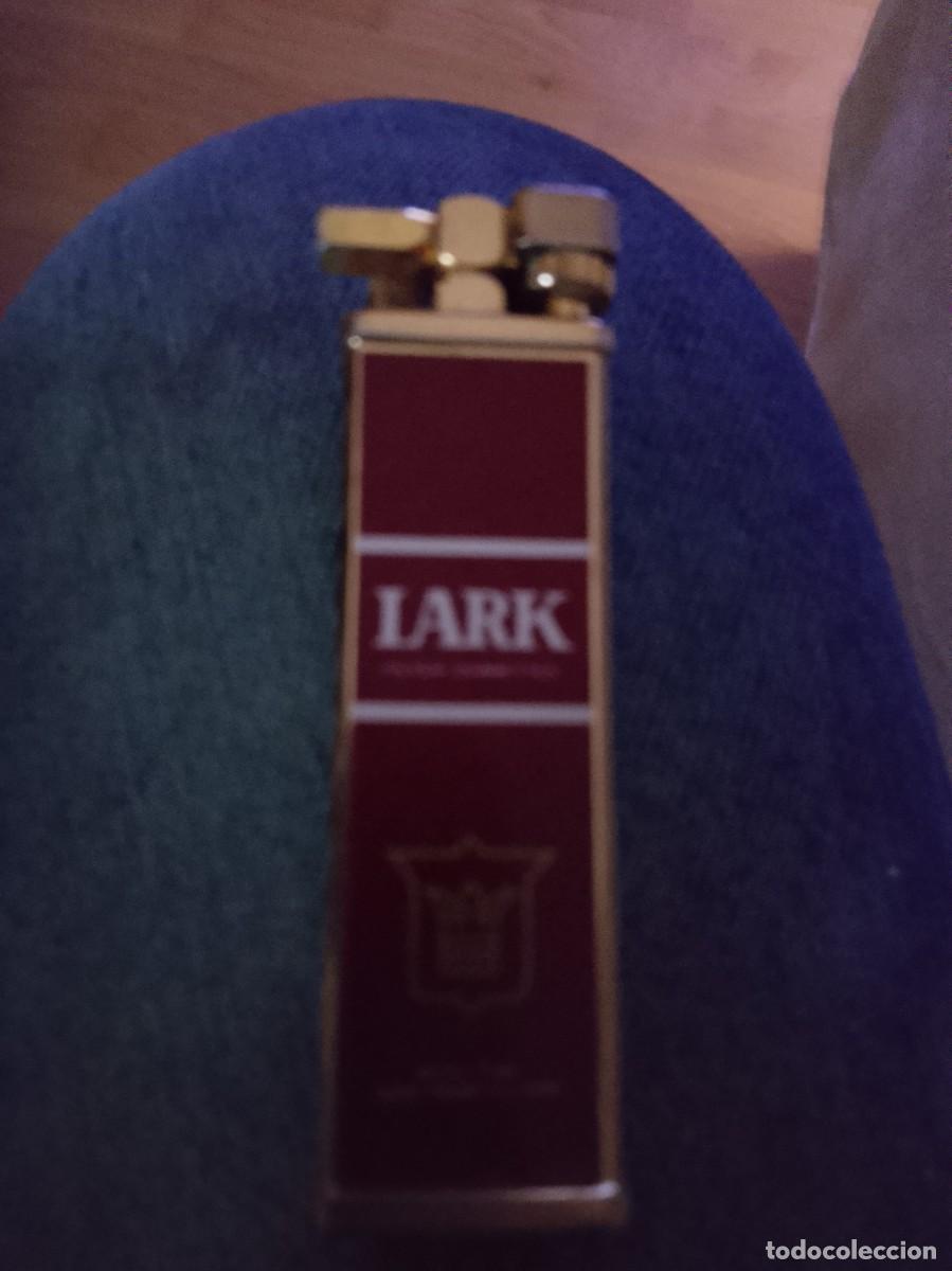 Mecheros: Encendedor de publicidad Lark de gasolina