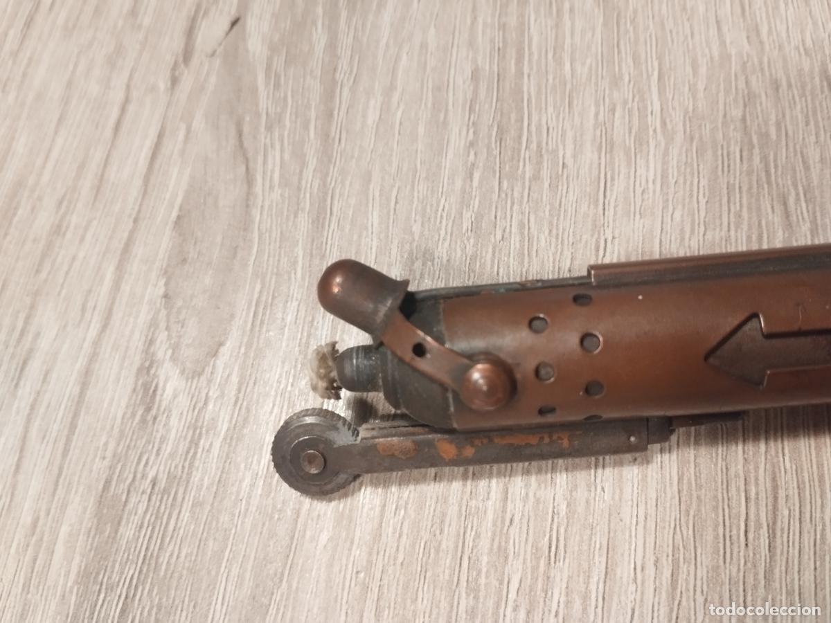 Lighters: JT - ANTIGUO MECHERO DE CUERDA CON CHAPA 1828. VER FOTOS