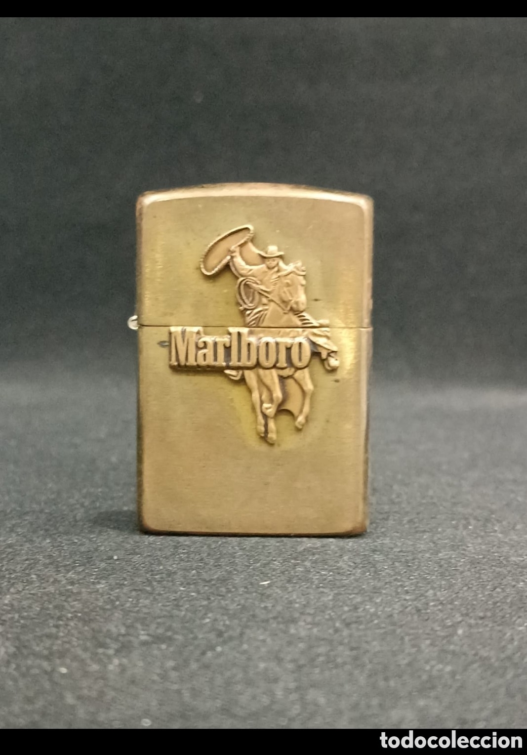 Mecheros: Mechero Zippo aut&eacute;ntico con dise&ntilde;o de vaquero y caballo. - Grabado del logo de Marlboro.